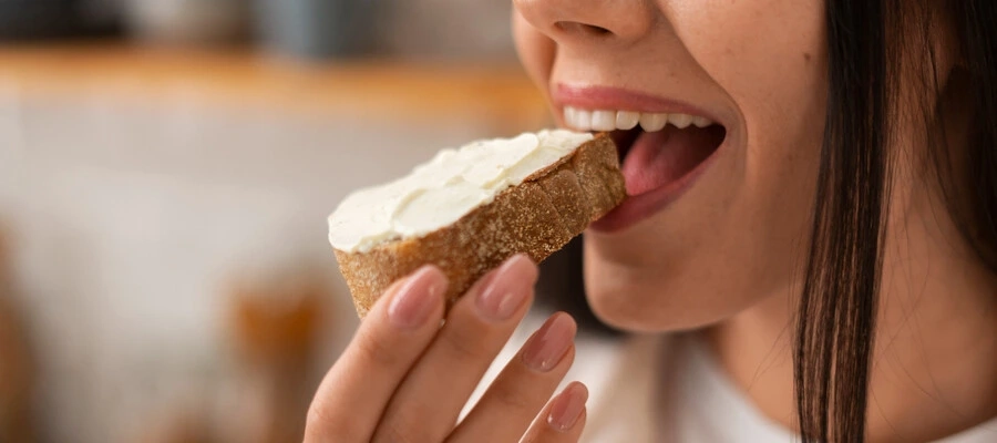 mulher feliz comendo uma fatia de p