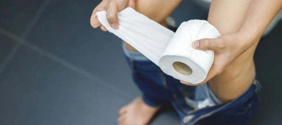 uma pessoa segurando um rolo de papel higi