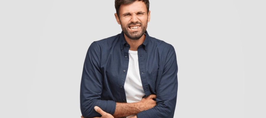 homem com camiseta branca e camisa aberta com as m