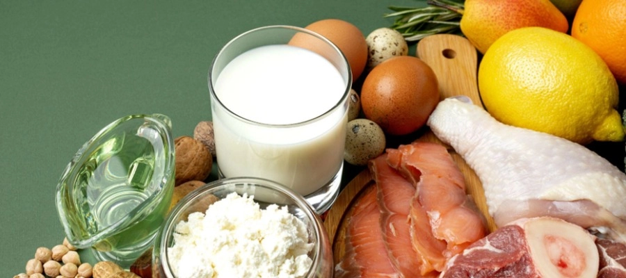 um prato de comida com carne, ovos, nozes e outros alimentos