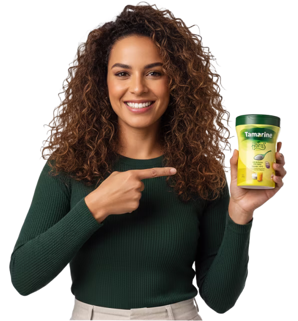 Mulher tocando a barriga demonstrando mal-estar intestinal
